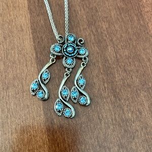 Women’s blue floral necklace